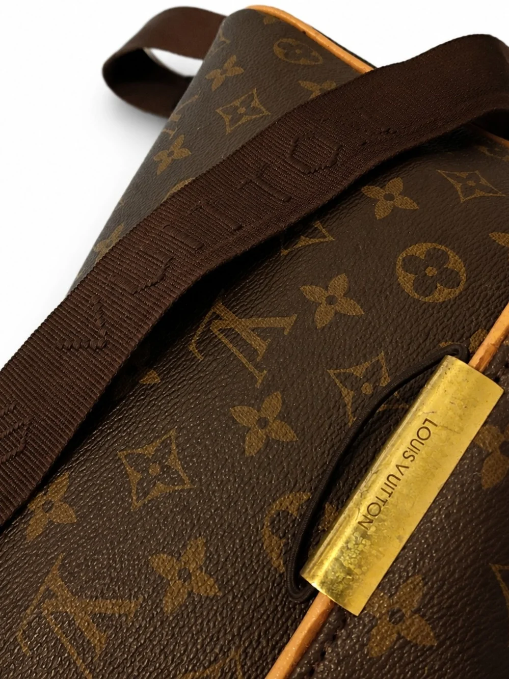 2004 Louis Vuitton Messenger Bag.